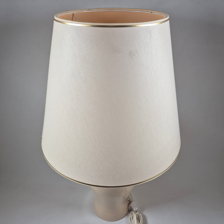 Elegant bordslampa i klassisk keramikdesign