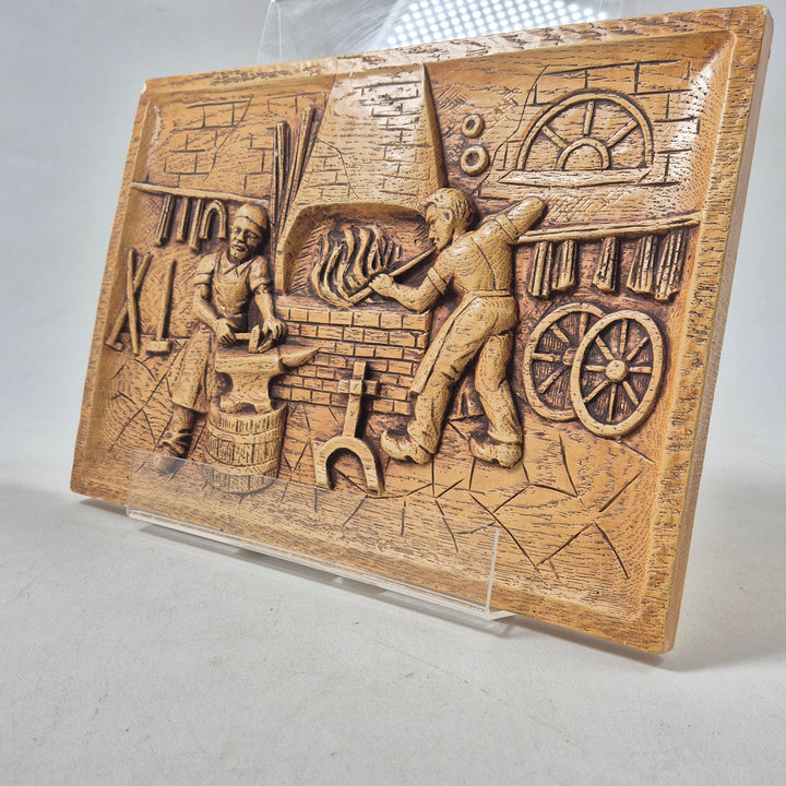 Retro trärelief med hantverkartema i trä