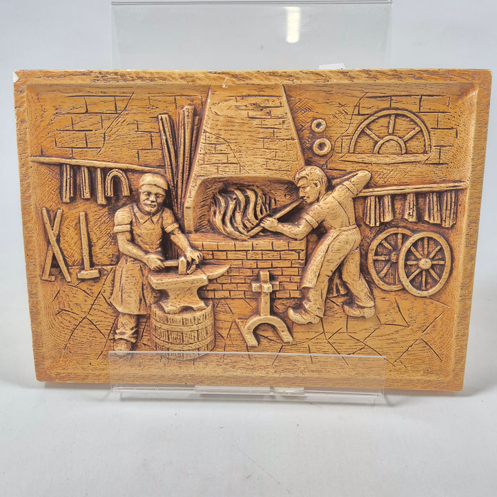 Retro trärelief med hantverkartema i trä