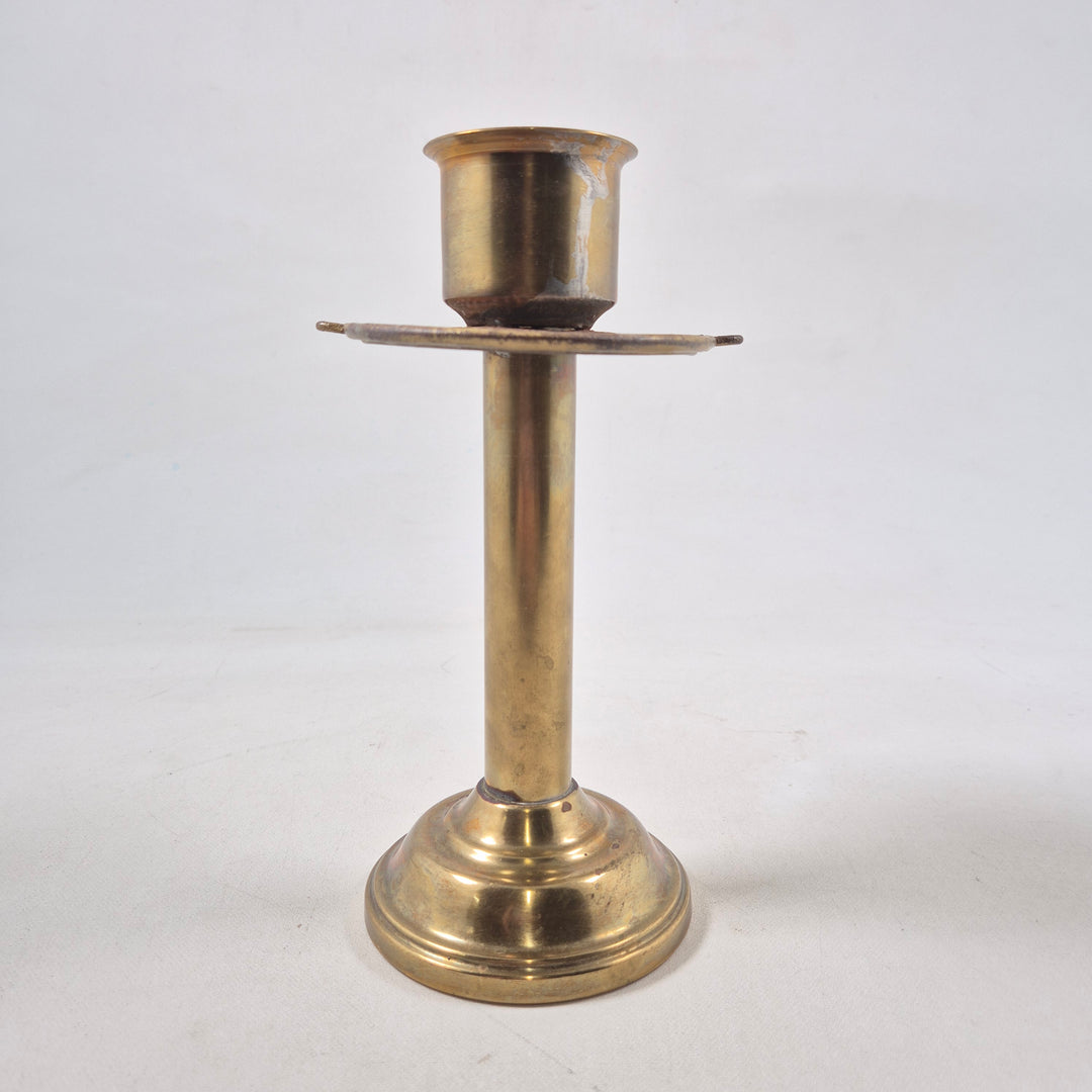 Antik mässingsljusstake med naturlig patina