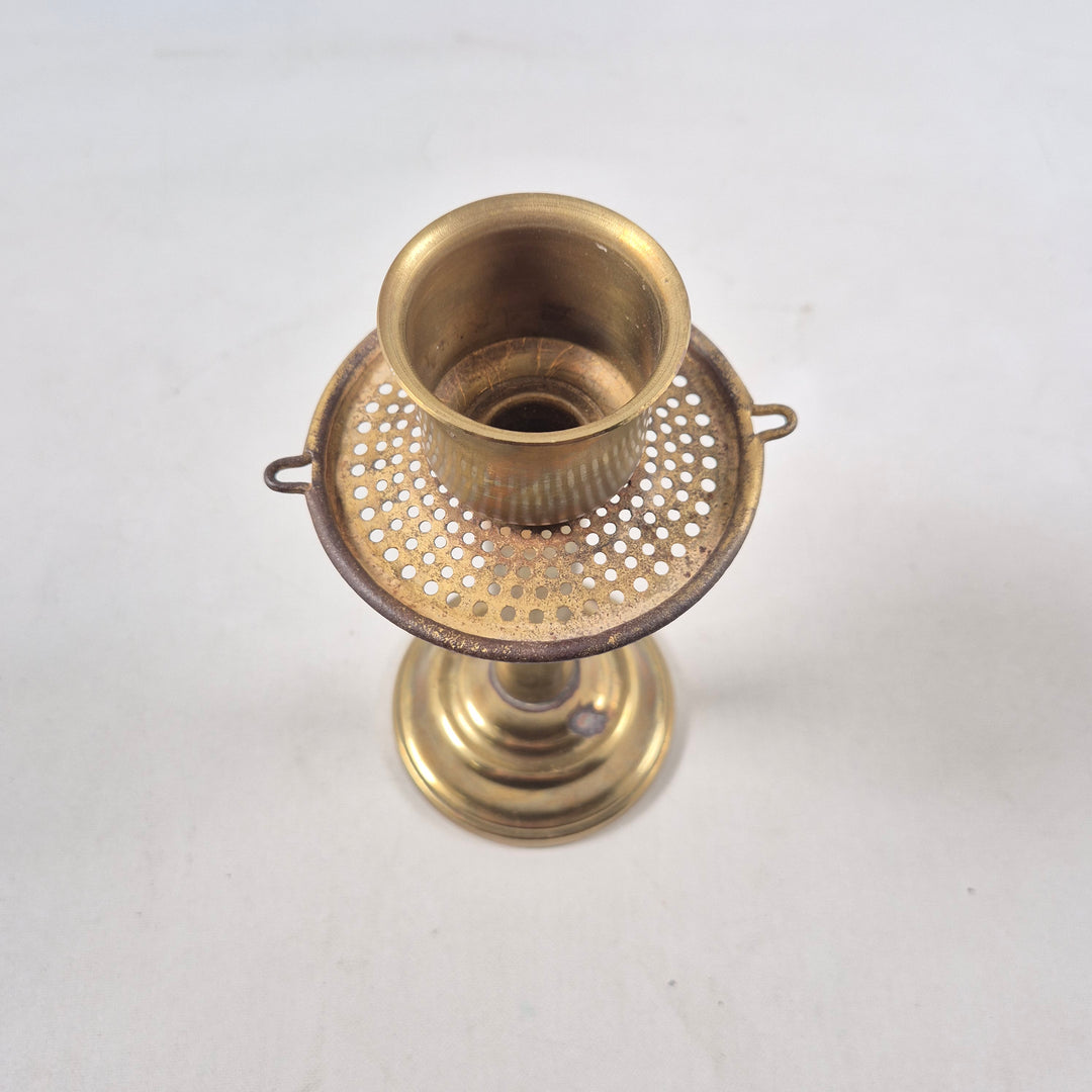 Antik mässingsljusstake med naturlig patina