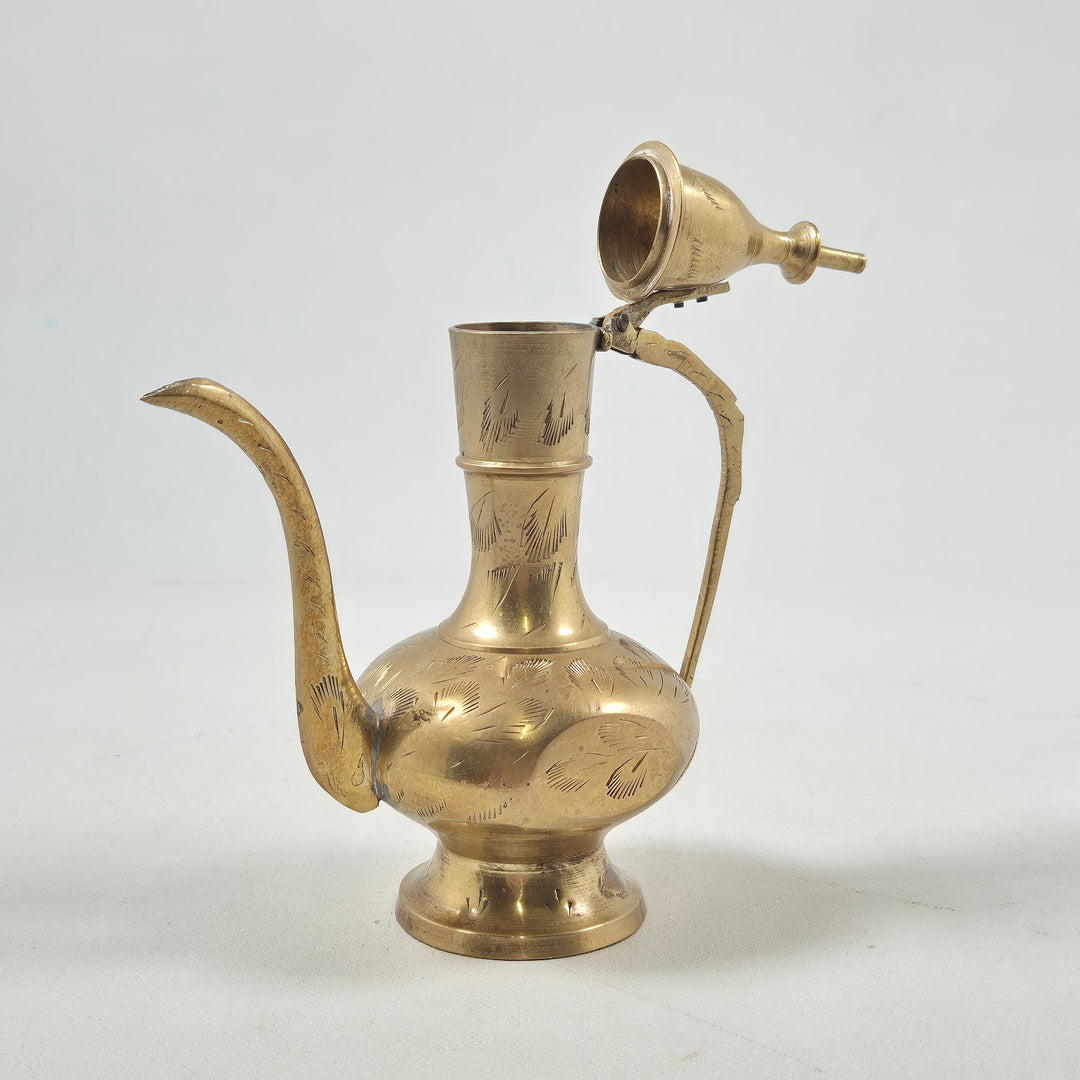 Antik sofistikerad mässingskanna med handgravyr