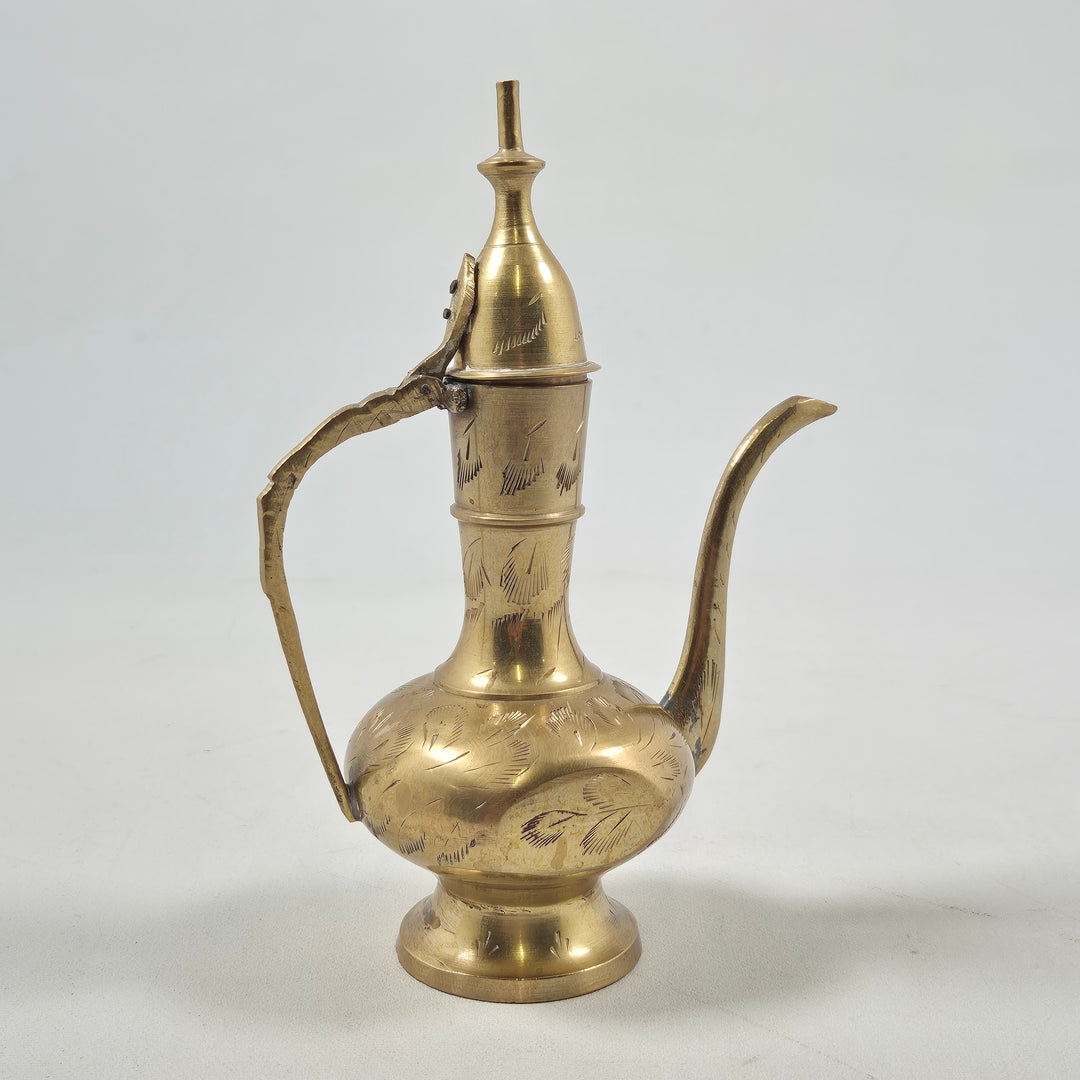 Antik sofistikerad mässingskanna med handgravyr