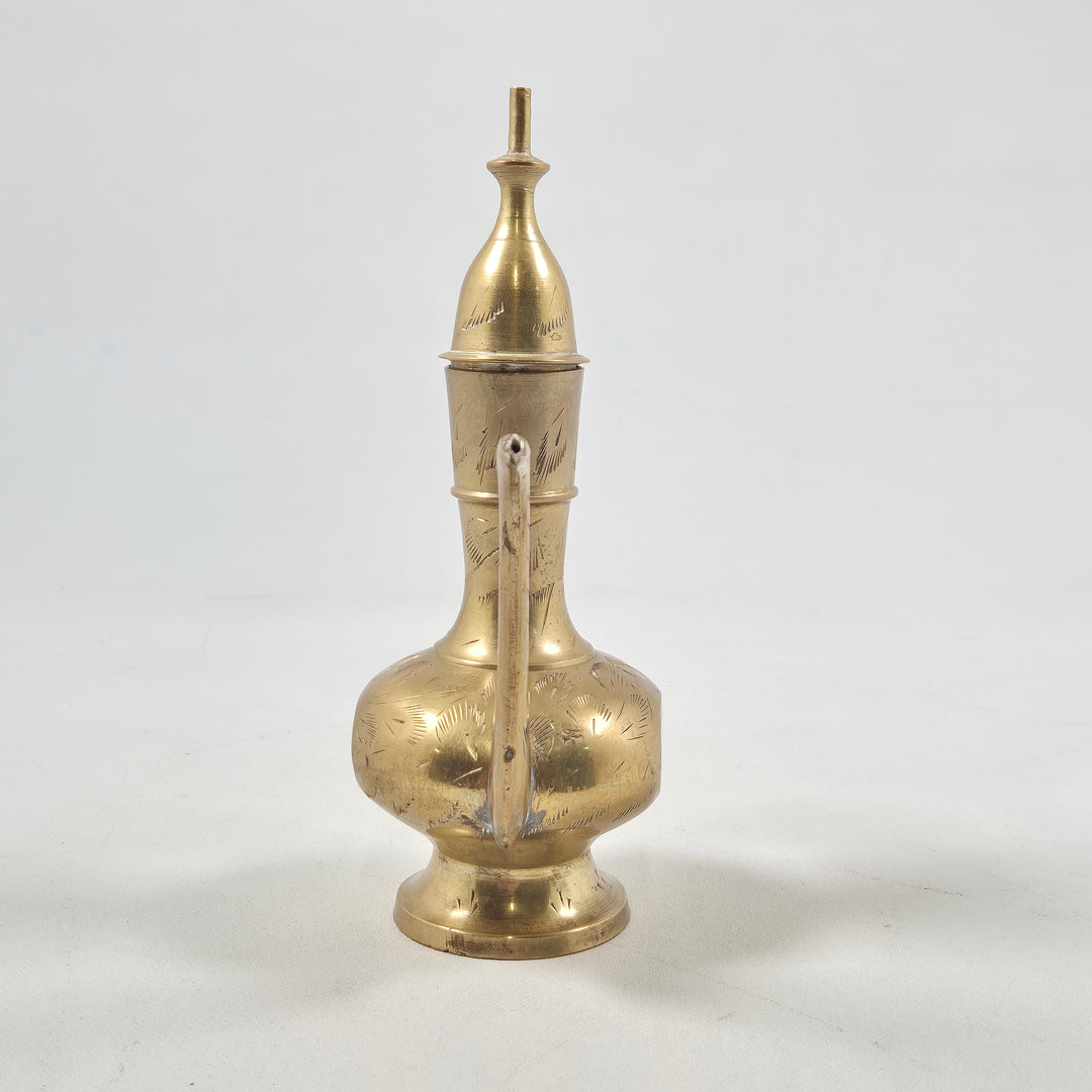 Antik sofistikerad mässingskanna med handgravyr