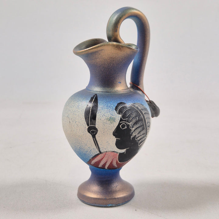 Retro grekisk amfora med krigarmotiv i keramik