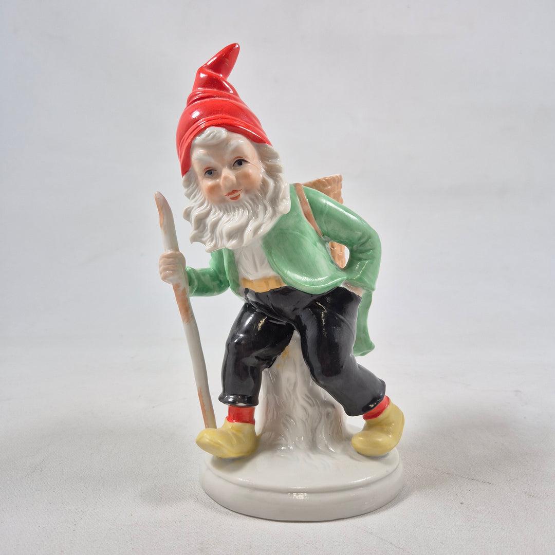 Retro keramik trädgårdstomte med röd mössa