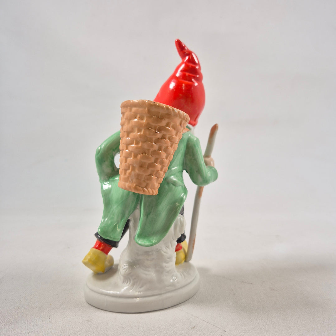 Retro keramik trädgårdstomte med röd mössa