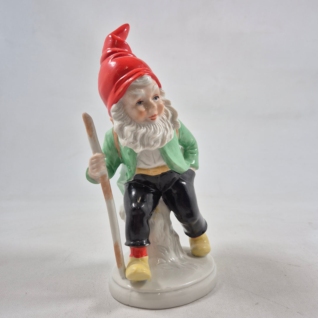 Retro keramik trädgårdstomte med röd mössa