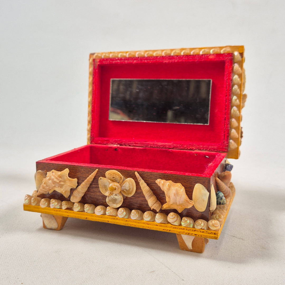 Vintage smyckeskrin i trä med snäckskal