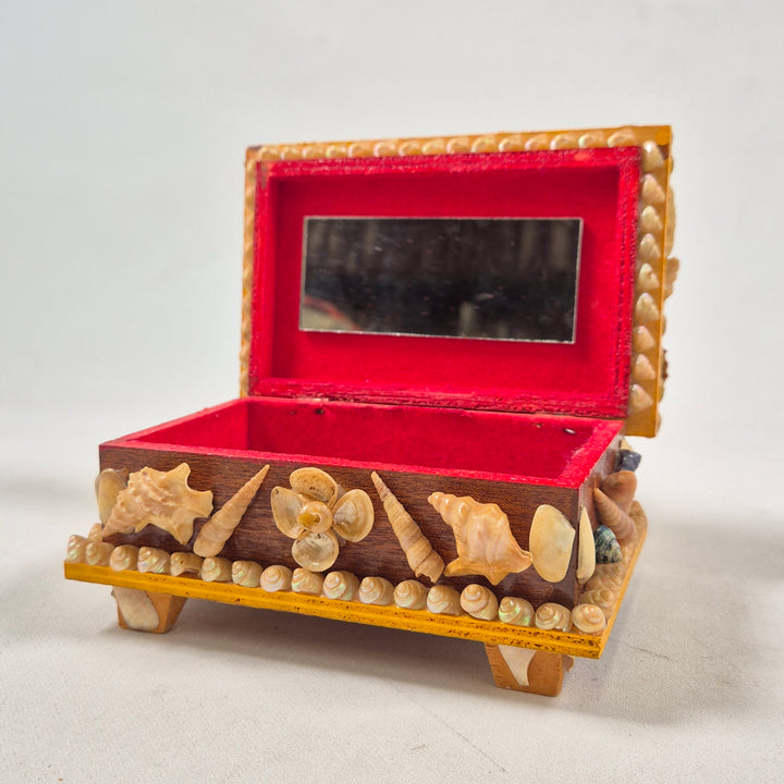 Vintage smyckeskrin i trä med snäckskal