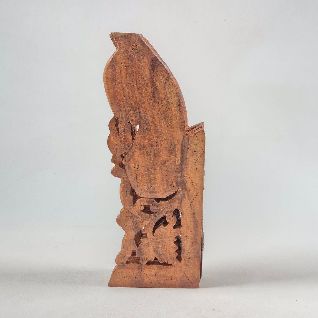 Unikt retro träbokstöd med bladmönster