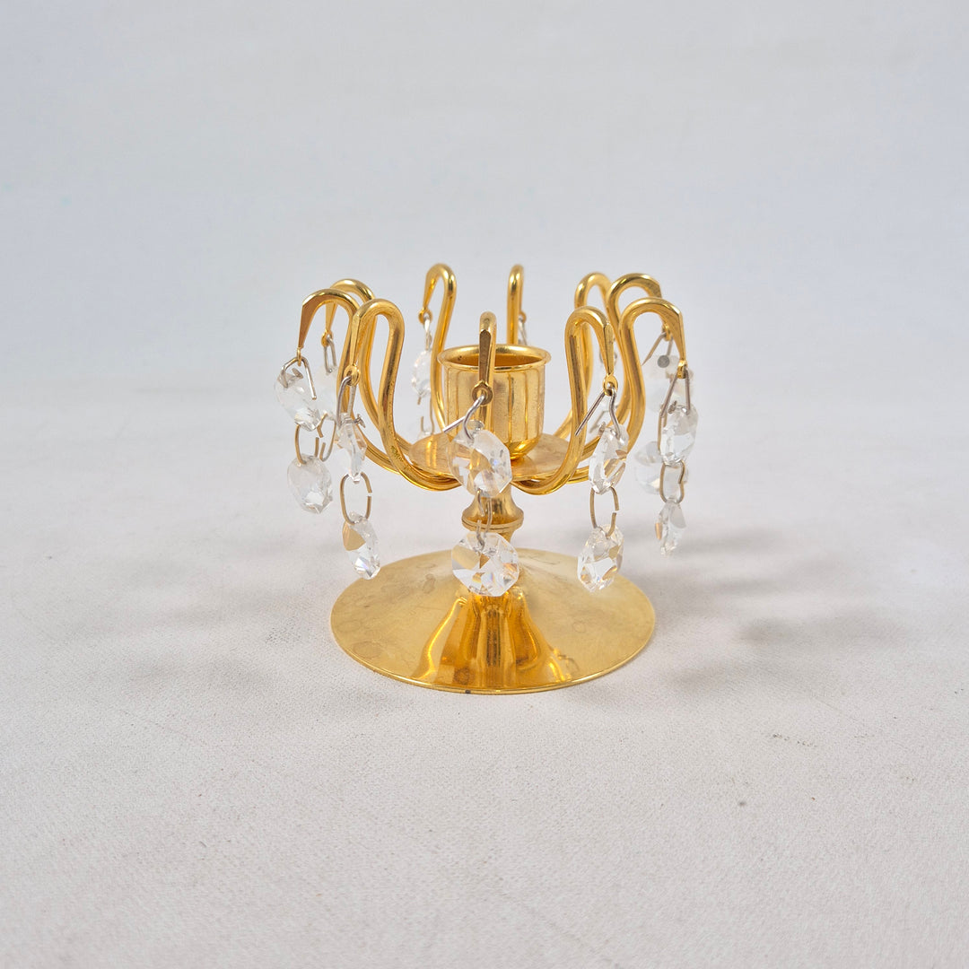 Elegant guldljusstake med kristalldetaljer