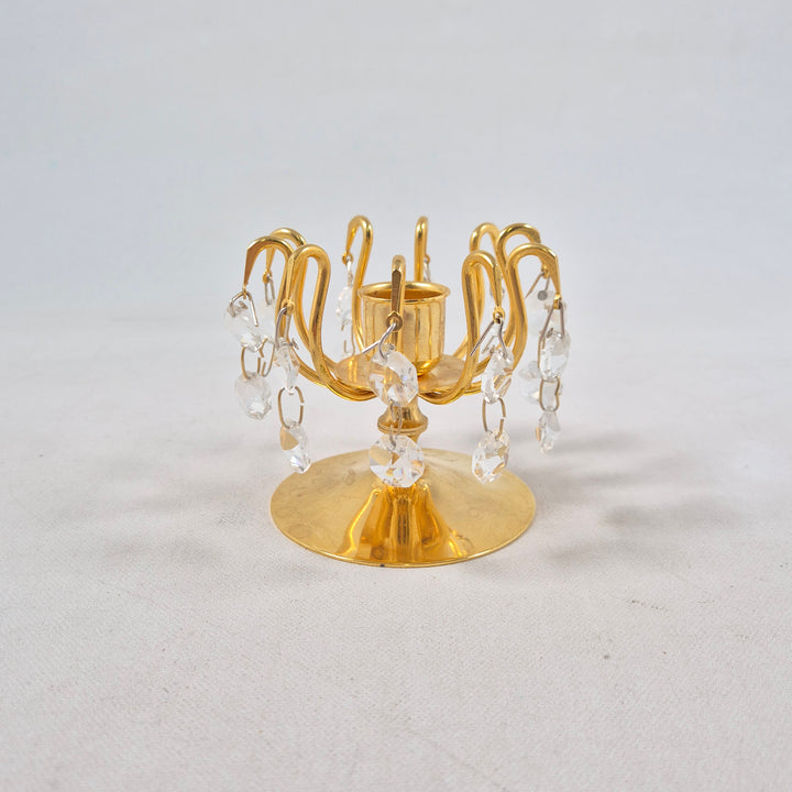 Elegant guldljusstake med kristalldetaljer