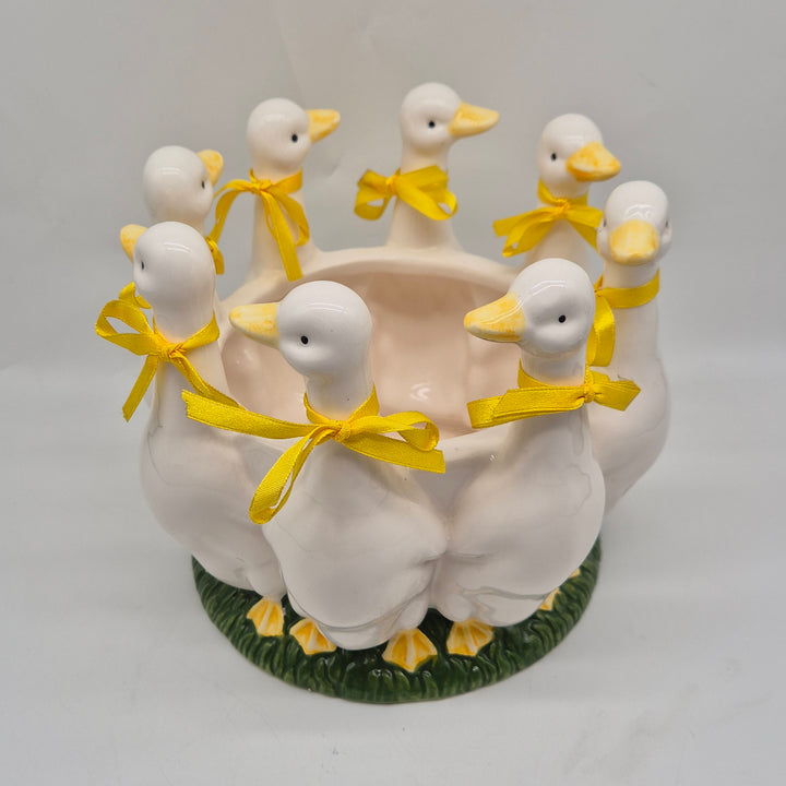 Retro porslinsvas med vita ankor och gula rosetter