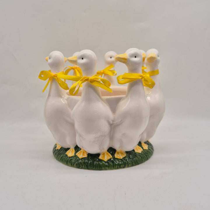 Retro porslinsvas med vita ankor och gula rosetter