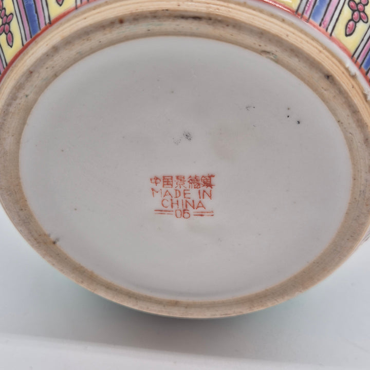 Färgstark kinesisk vas i keramik