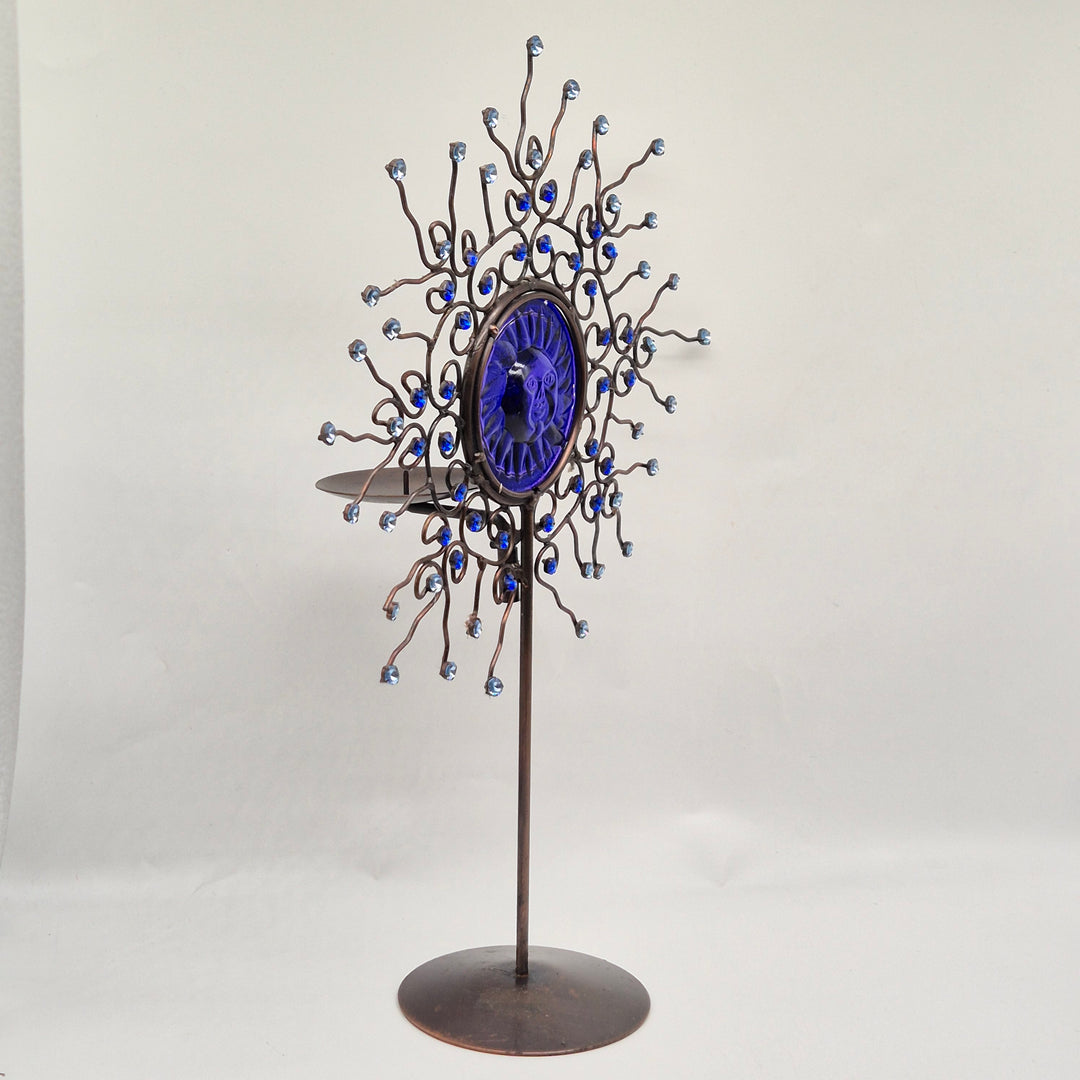 Modern metallskulptur med blå glasdetaljer