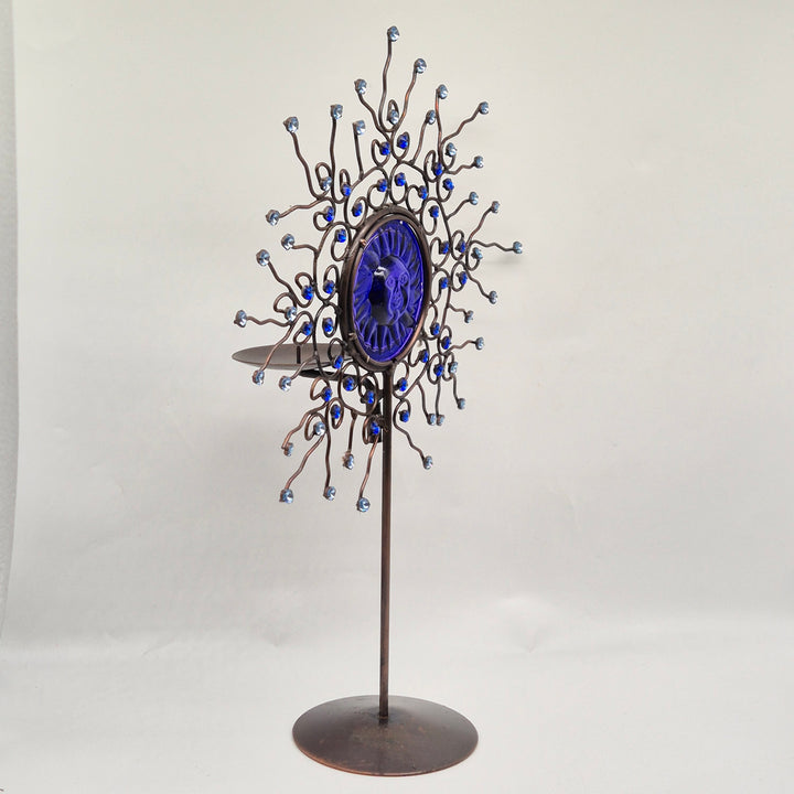 Modern metallskulptur med blå glasdetaljer