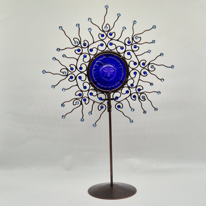 Modern metallskulptur med blå glasdetaljer