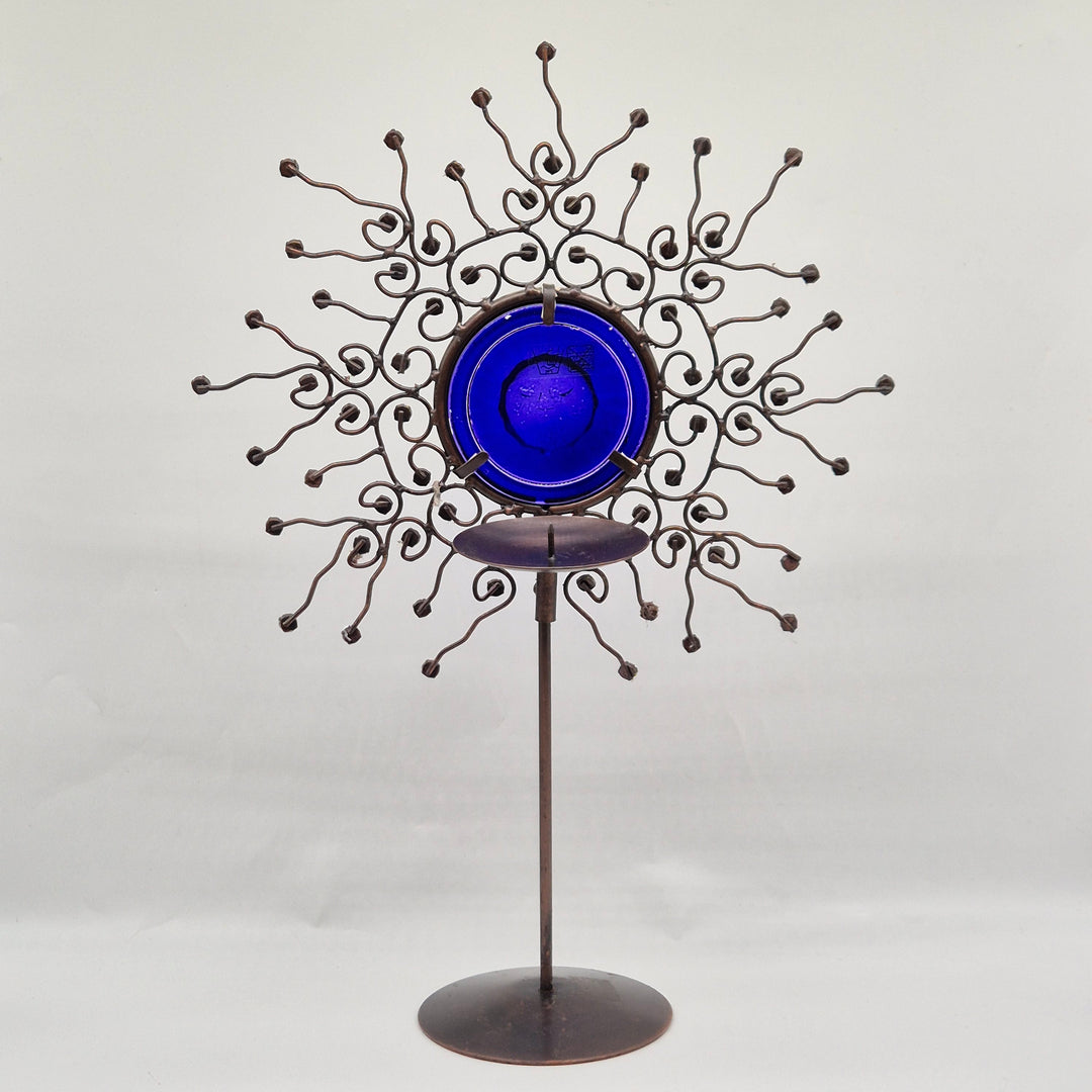 Modern metallskulptur med blå glasdetaljer