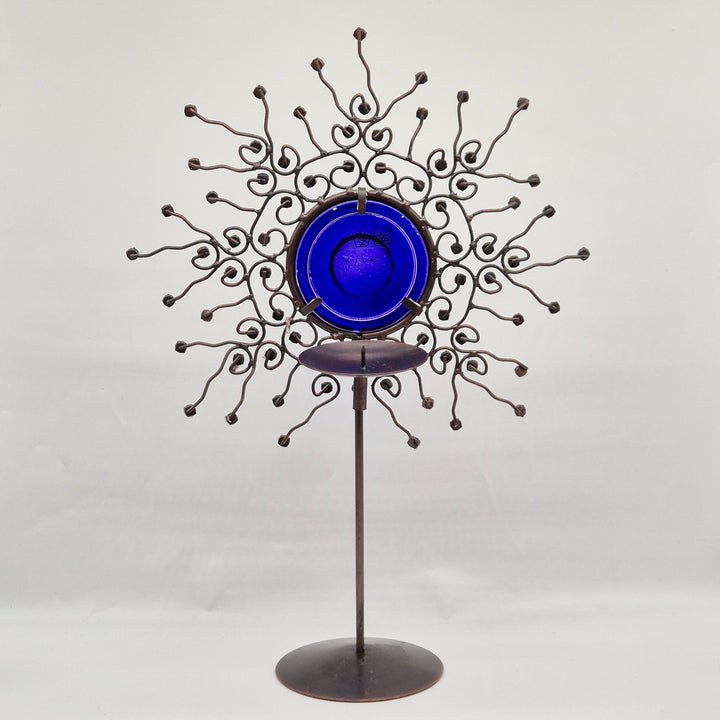 Modern metallskulptur med blå glasdetaljer
