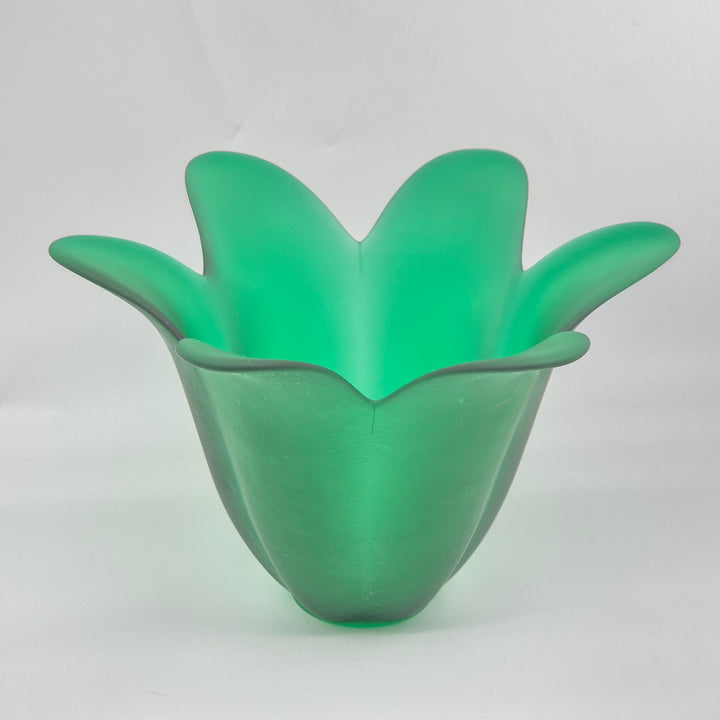 Grön elegant glasvas i frostat utförande