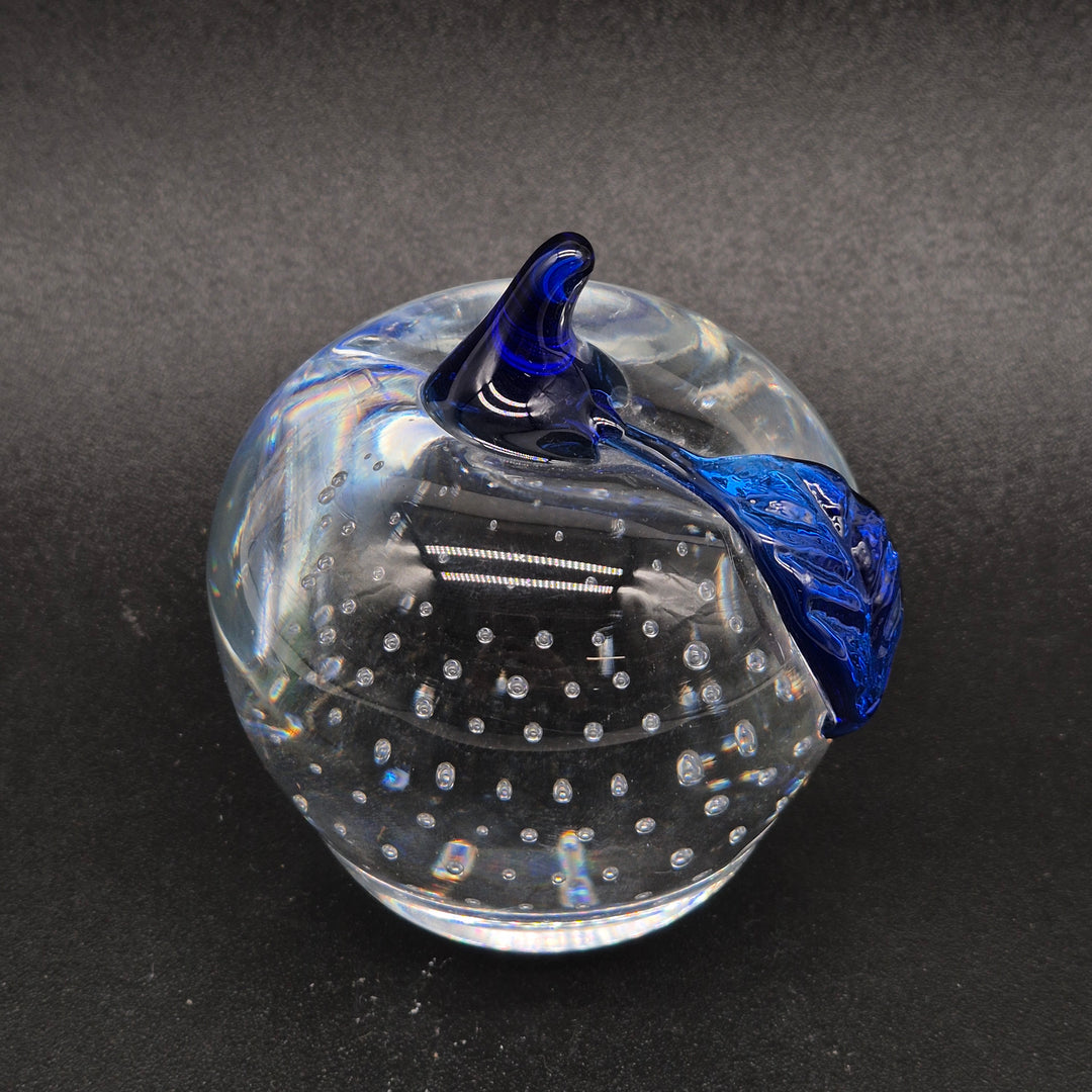 Elegant glasäpple med blå detaljer