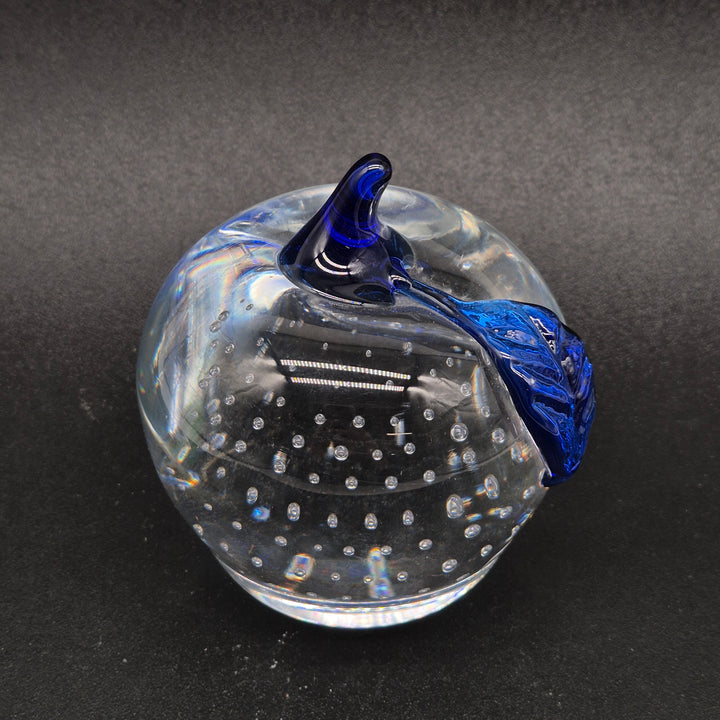 Elegant glasäpple med blå detaljer