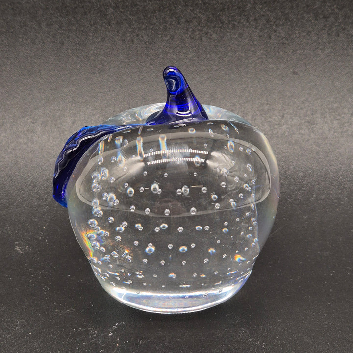Elegant glasäpple med blå detaljer