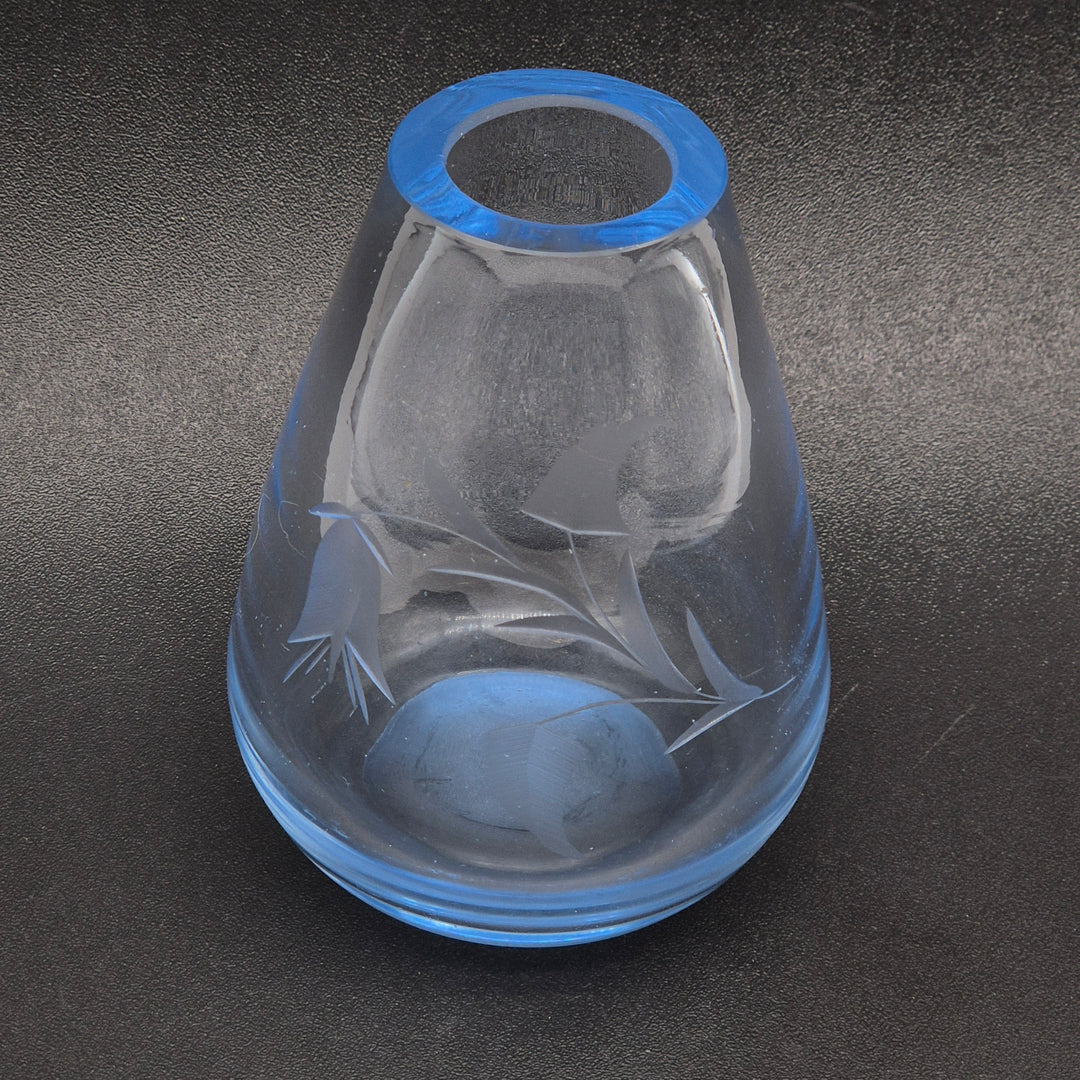 Retro gravyrvas i pastellblått glas