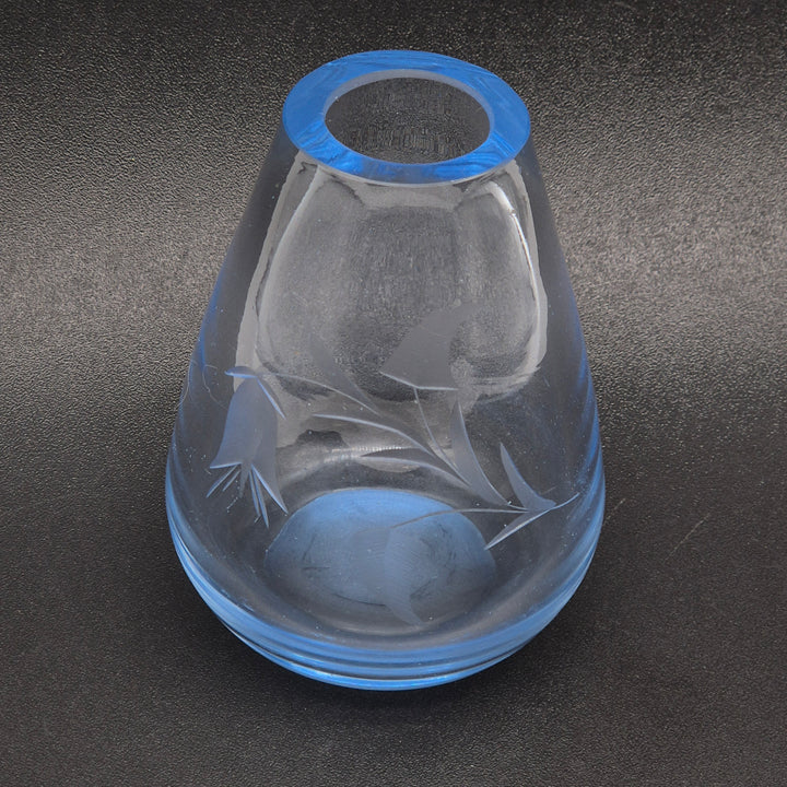 Retro gravyrvas i pastellblått glas