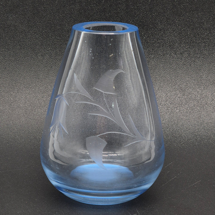 Retro gravyrvas i pastellblått glas