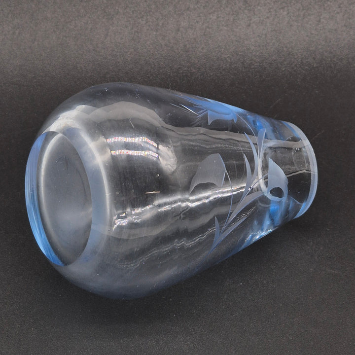 Retro gravyrvas i pastellblått glas