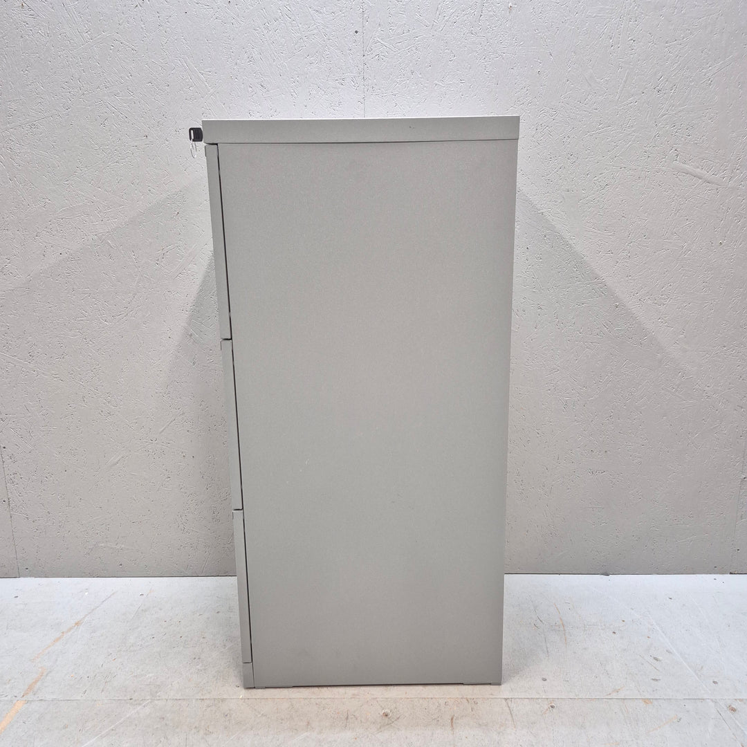 Elegant modernt metallarkivskåp med silvergrå finish