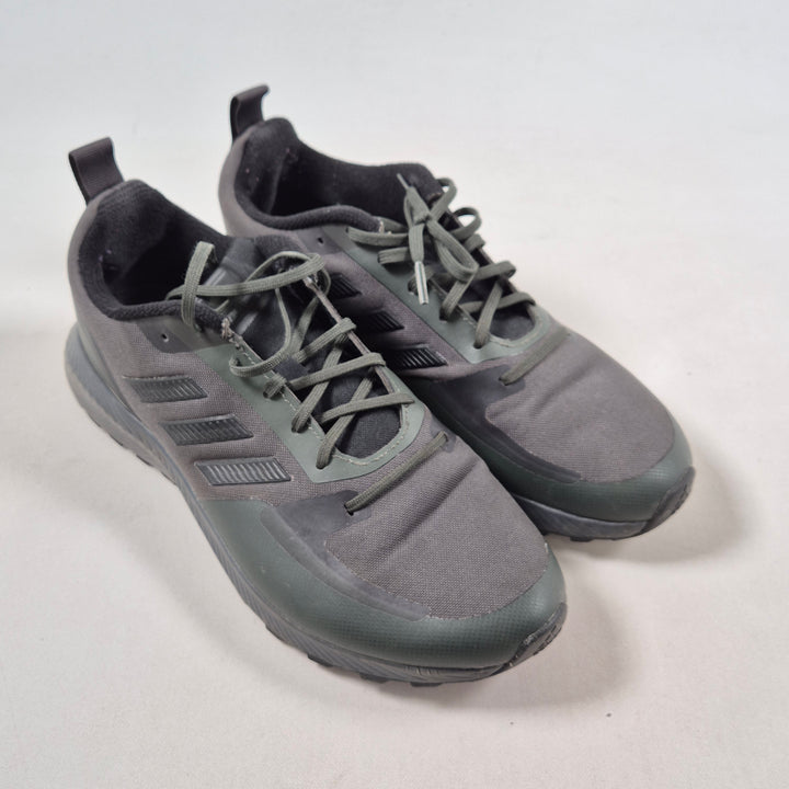 Adidas träningsskor i textil och syntet