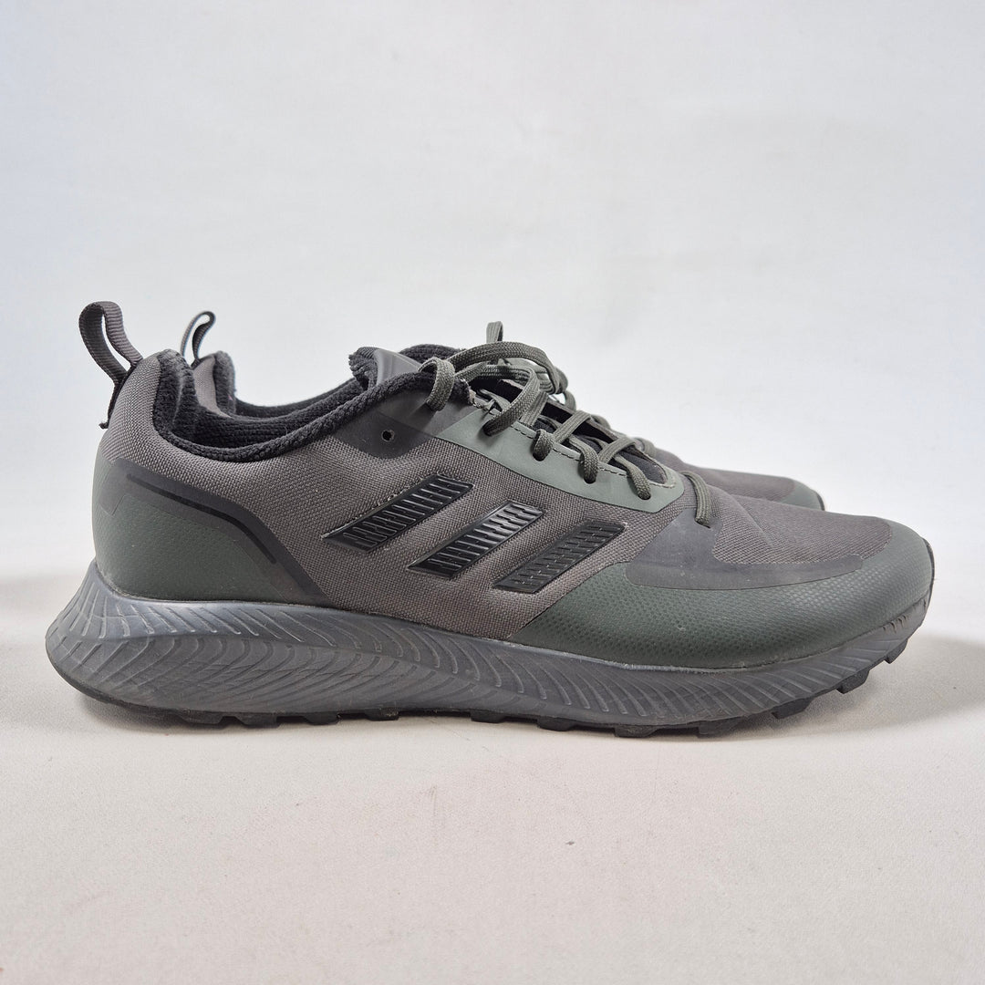 Adidas träningsskor i textil och syntet