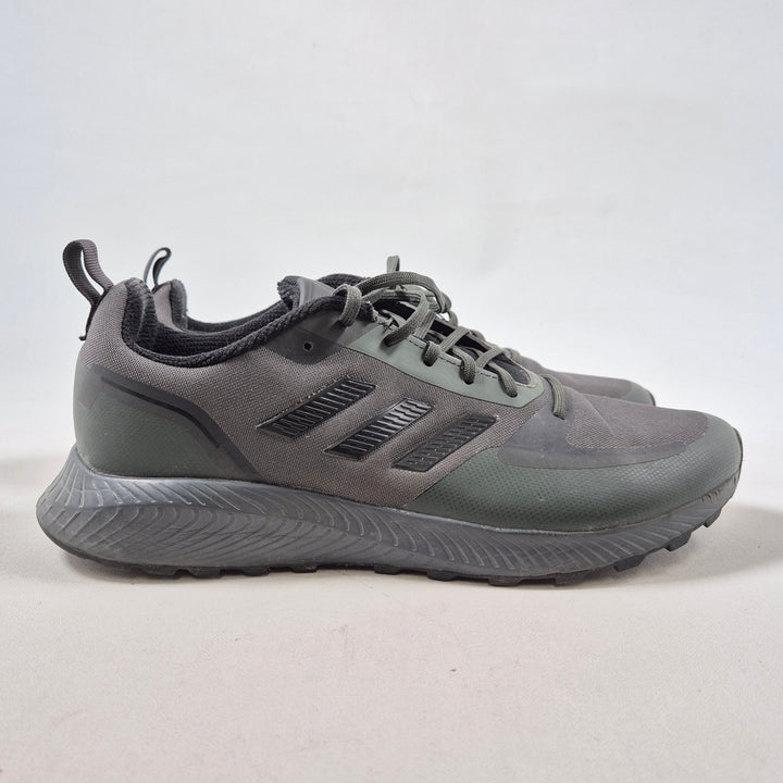 Adidas träningsskor i textil och syntet