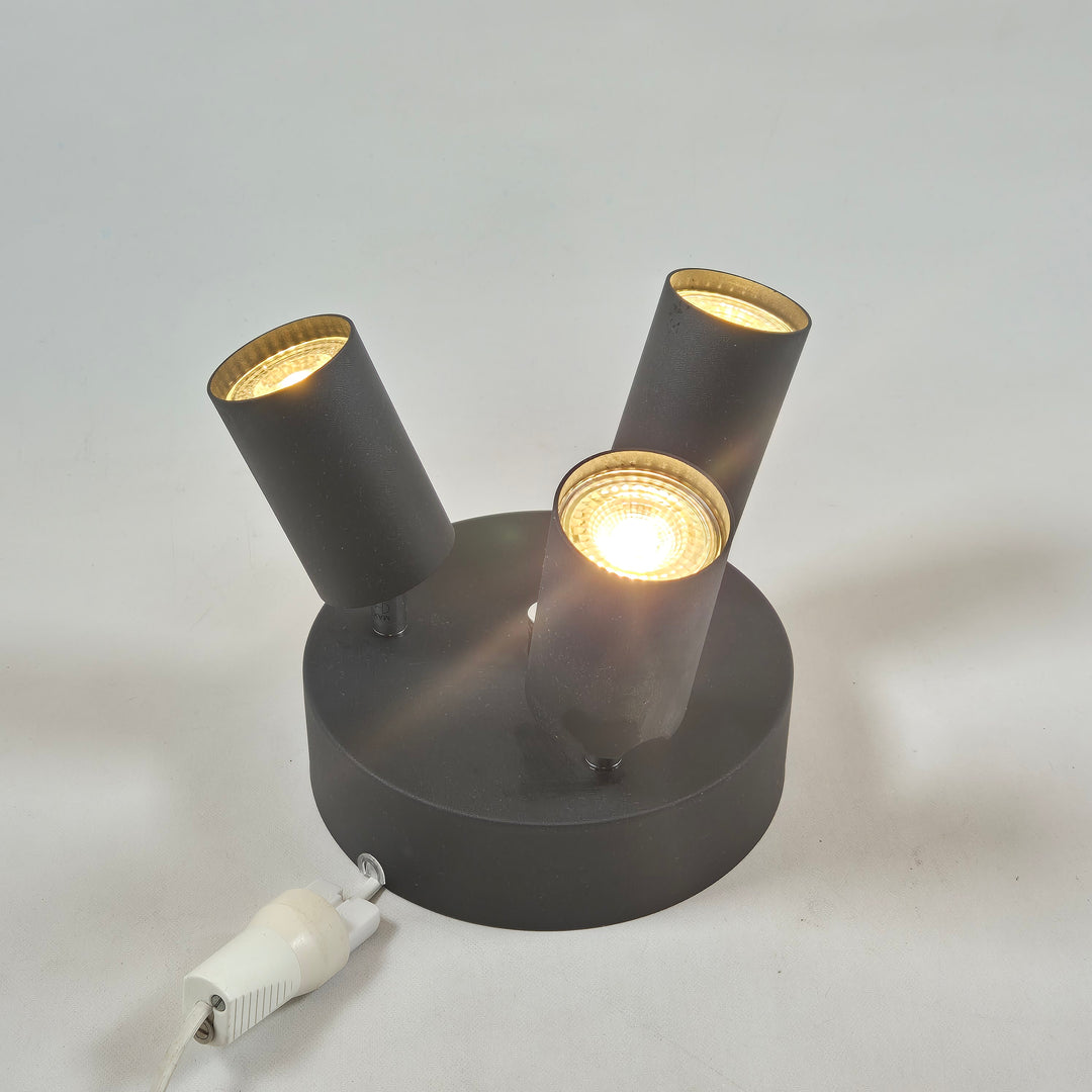 Elegant svart bordslampa i metall från Clas Ohlson