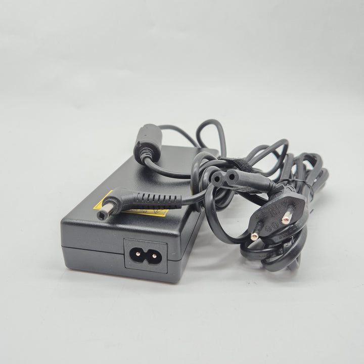 Begagnad Toshiba laddare kompakt design