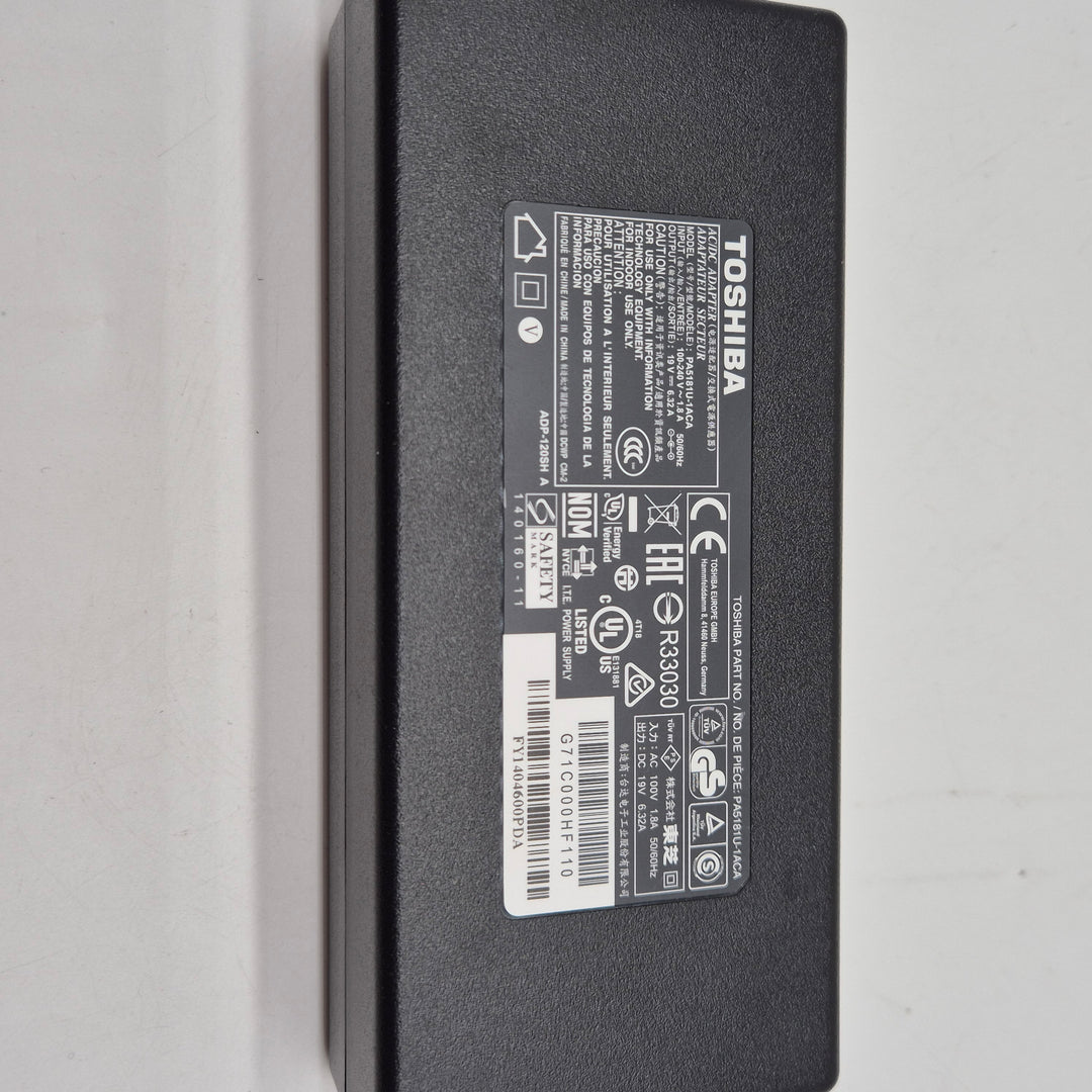 Begagnad Toshiba laddare kompakt design