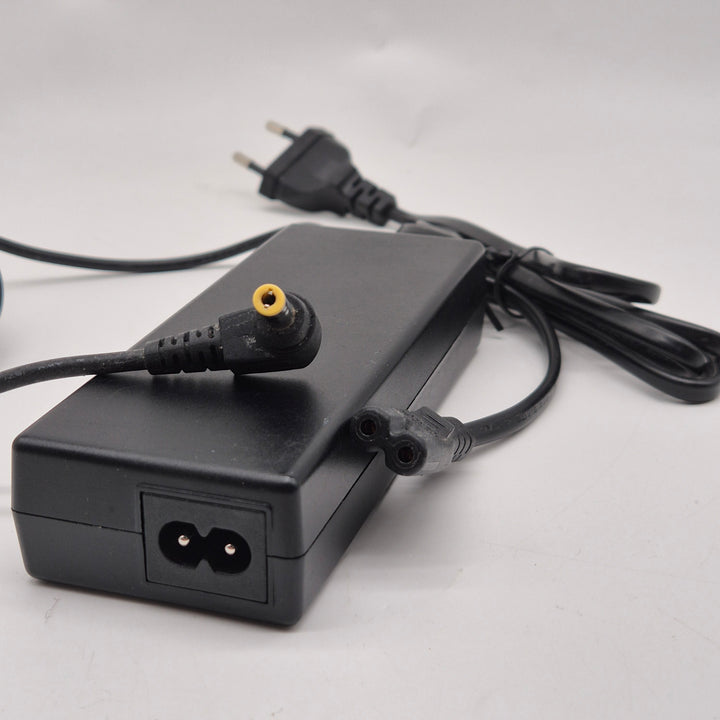 Pålitlig Fujitsu strömadapter i mycket gott skick