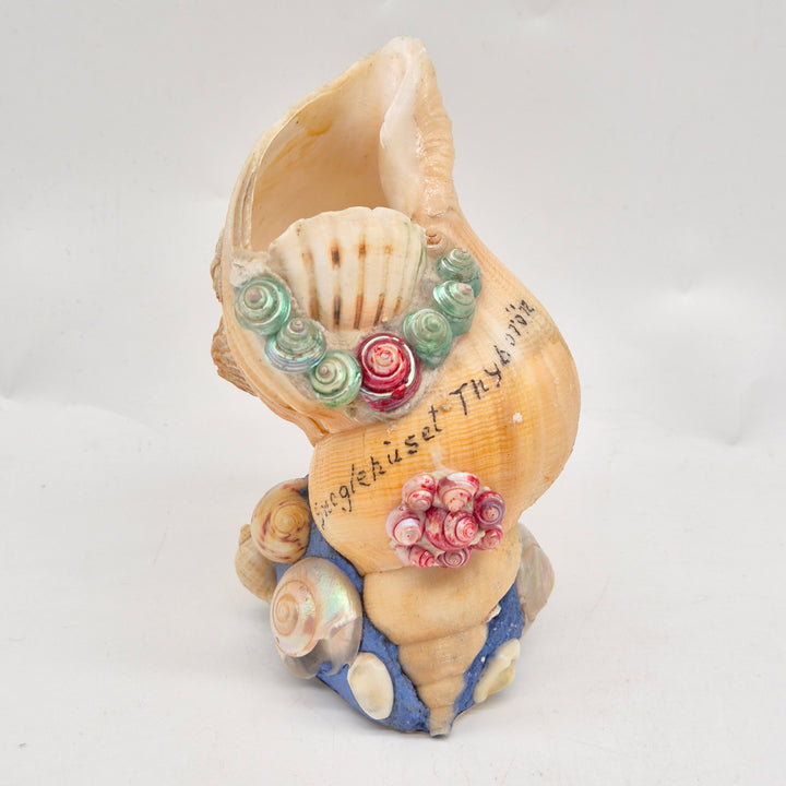 Retro keramikvas med färgglada snäckskal