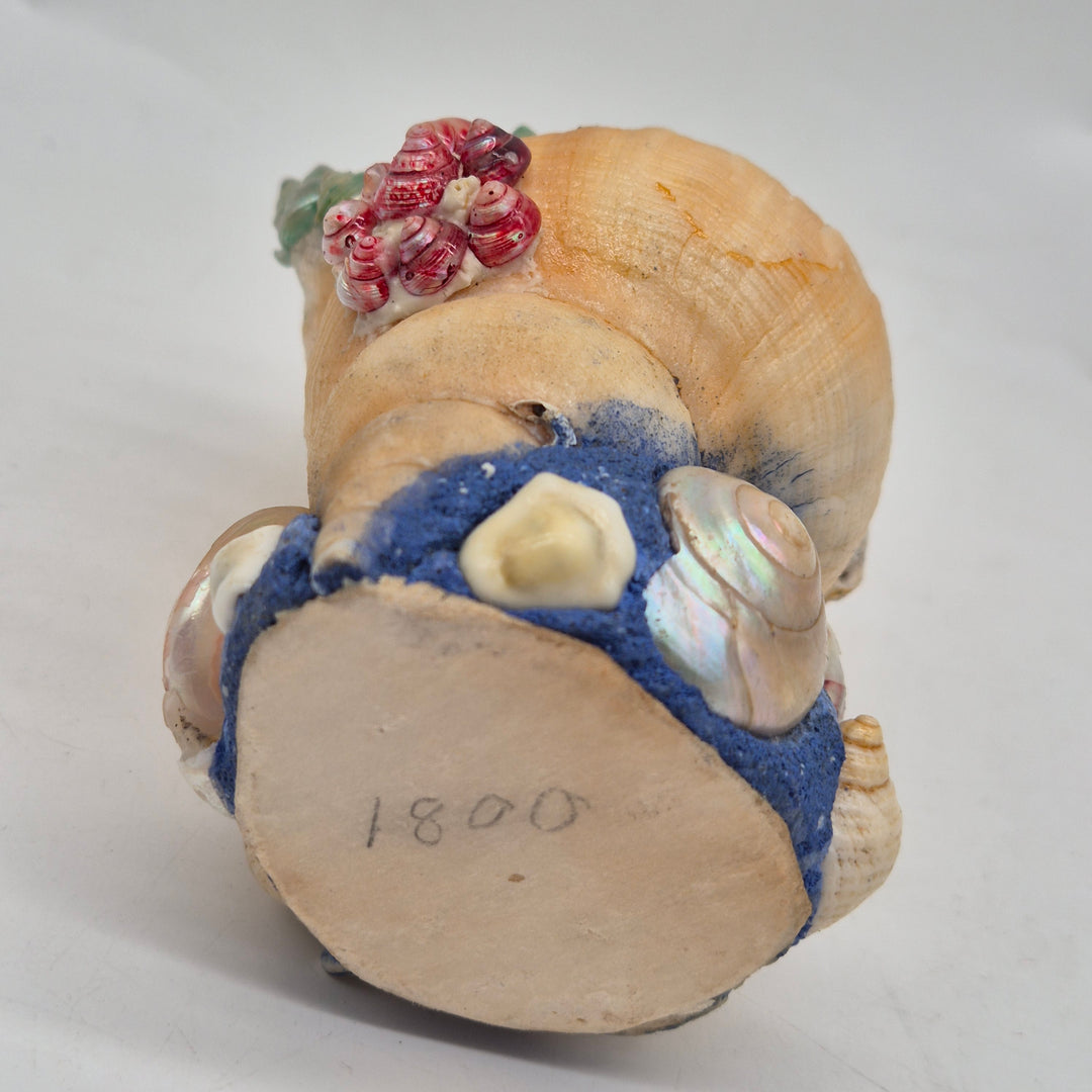 Retro keramikvas med färgglada snäckskal