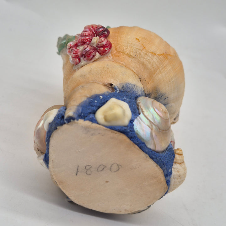 Retro keramikvas med färgglada snäckskal