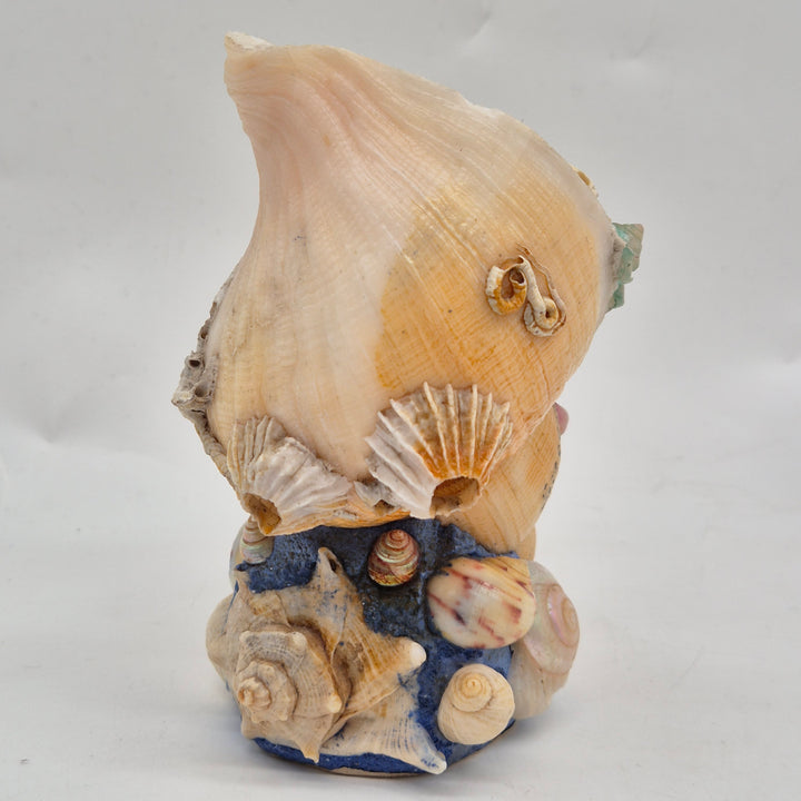 Retro keramikvas med färgglada snäckskal