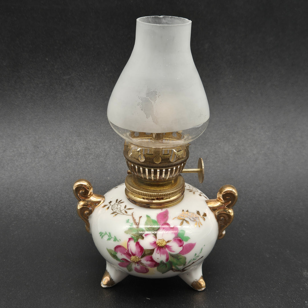 Retro oljelampa med blommig design i porslin