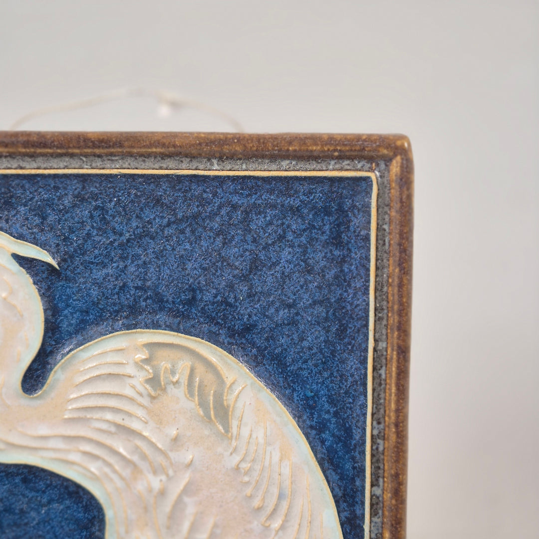 Unik handgjord Delft-keramikplatta med hägermotiv