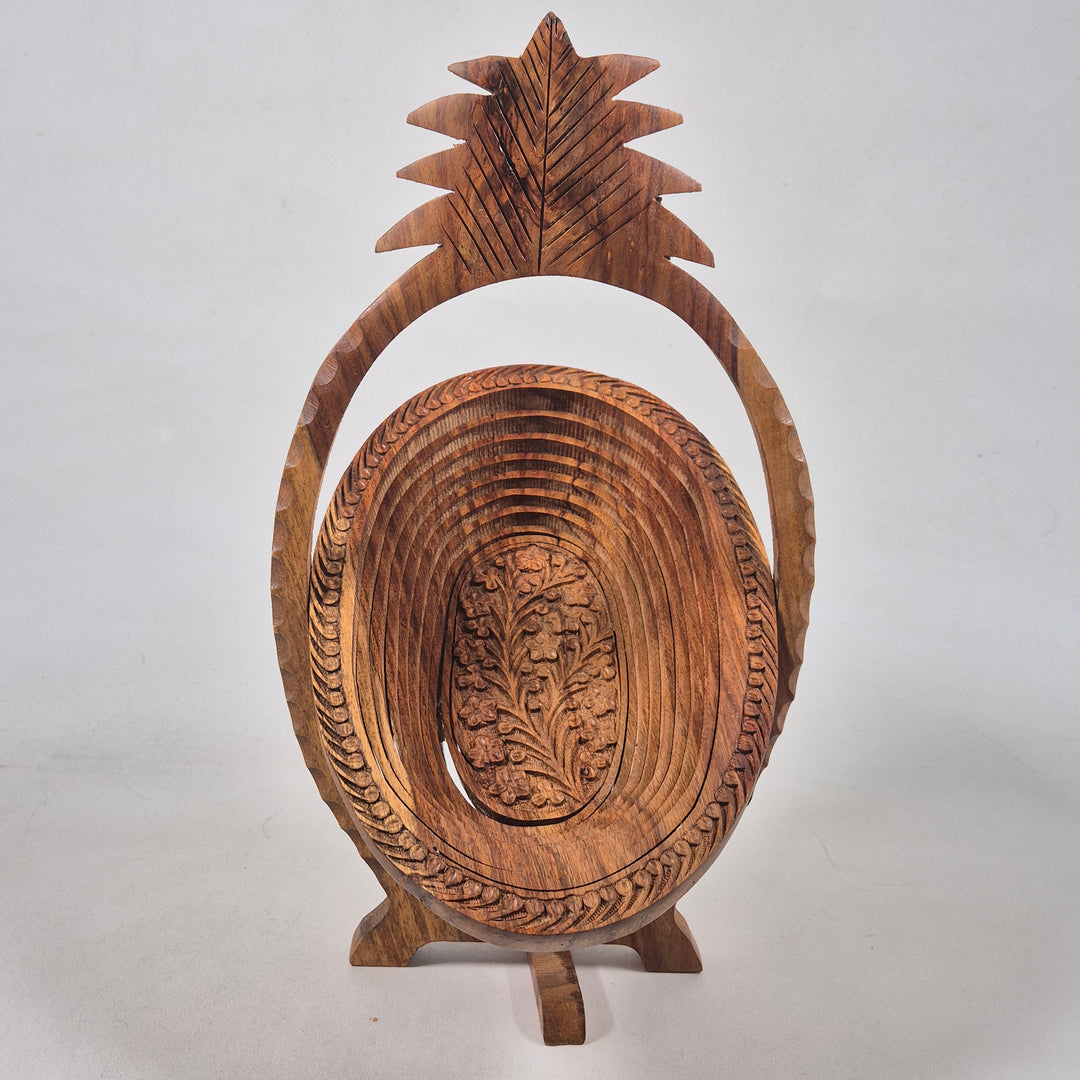 Retro trähängare med urskuren design