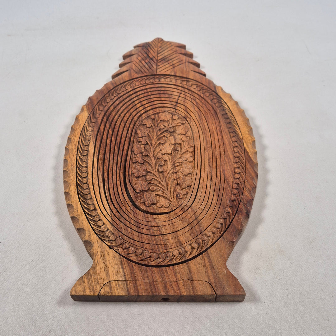 Retro trähängare med urskuren design