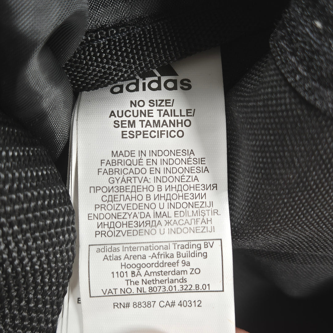 Praktisk Adidas sportväska i textilmaterial
